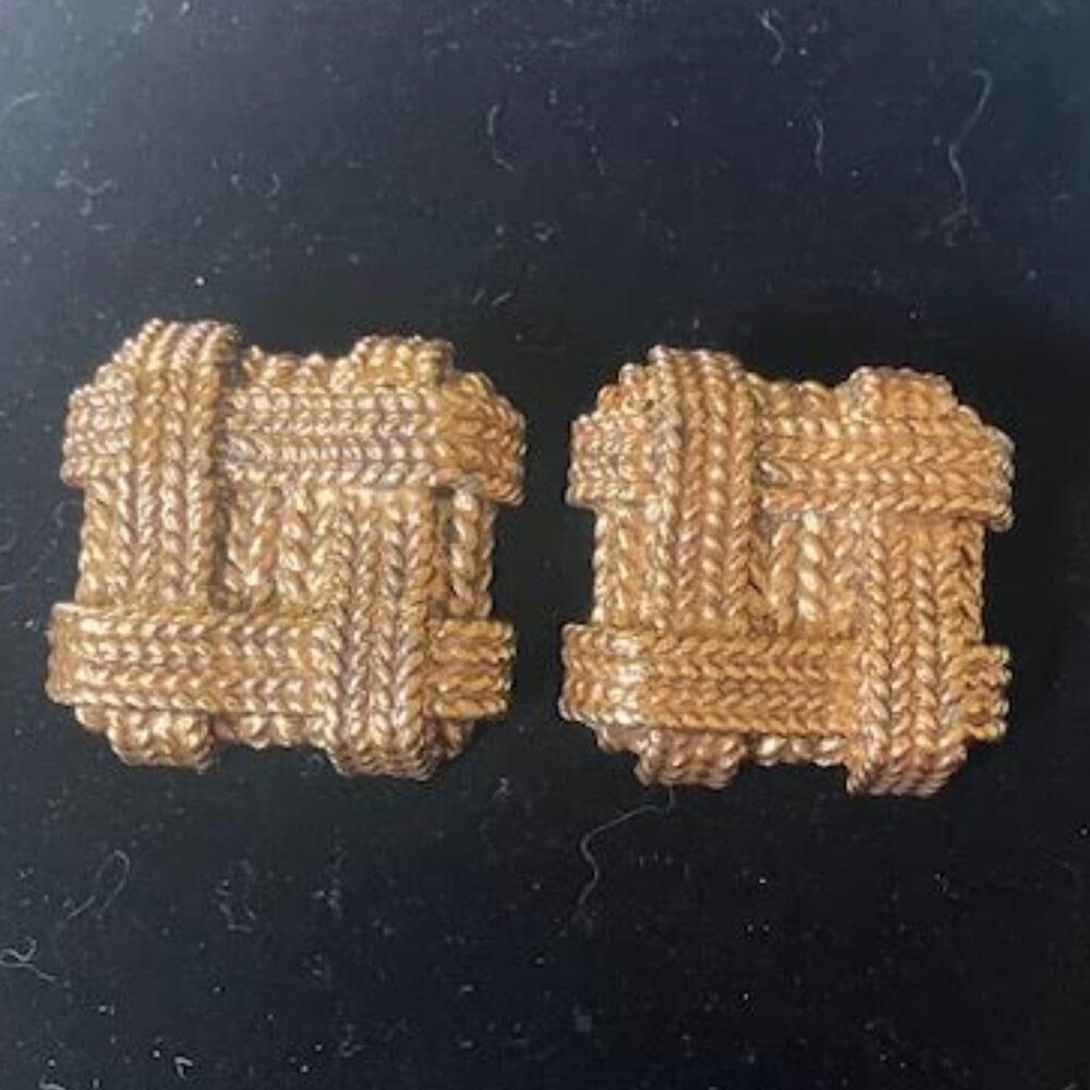 Diva Chucky gold tone earrings